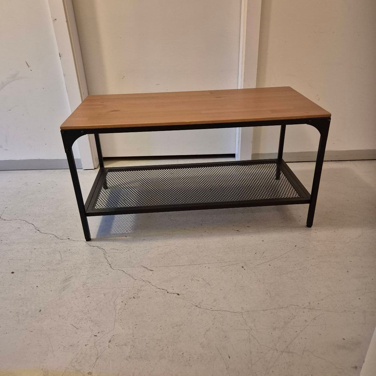 Sófaborð úr viði og stáli