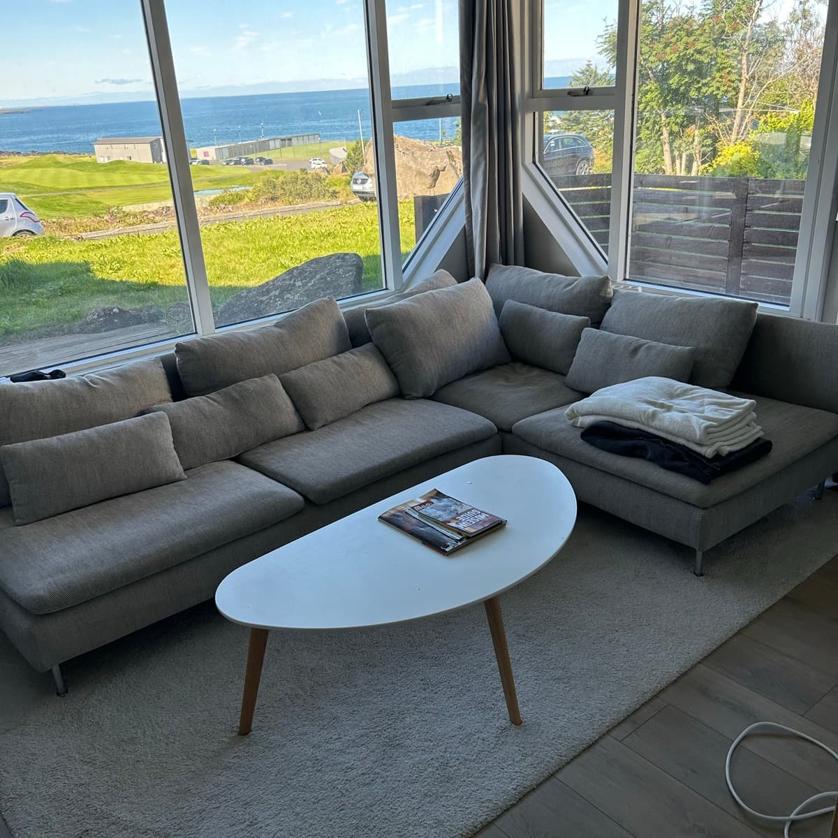 Stór hornpúðasófi og sófaborð