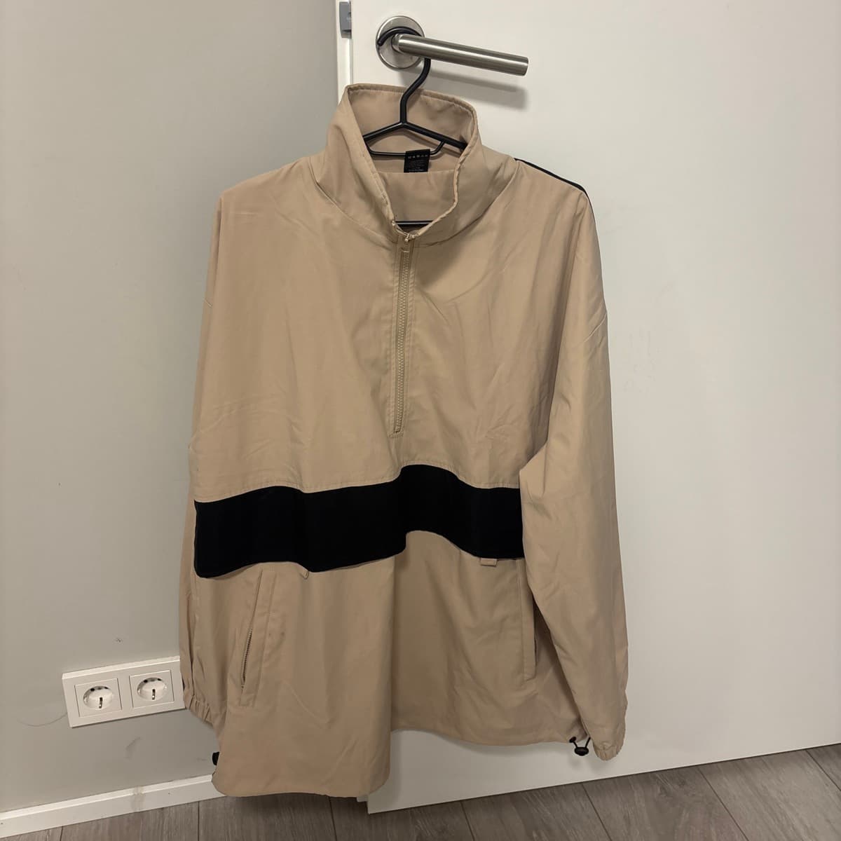 Beige yfirhöfn