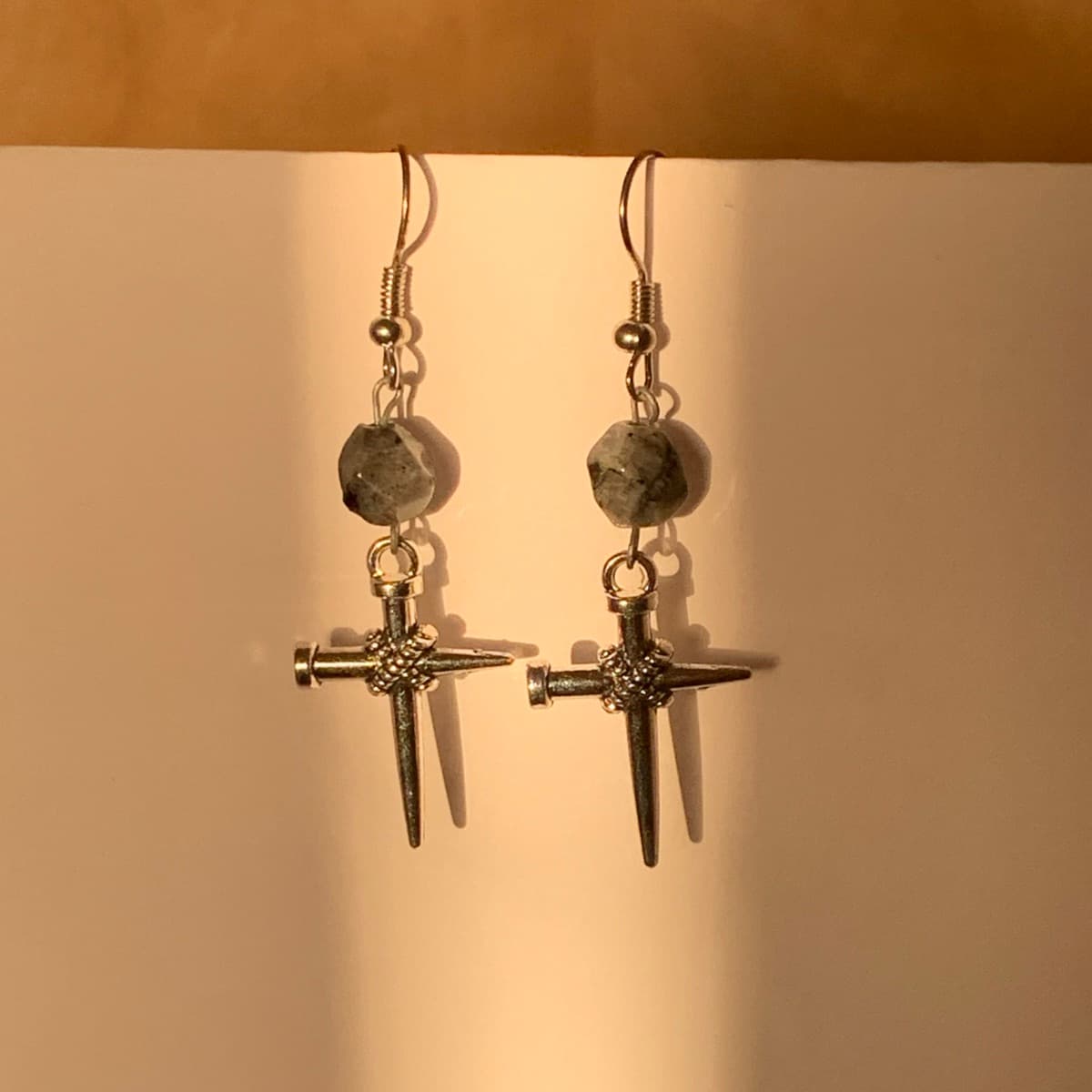 Handgerðir eyrnalokkar með krossi