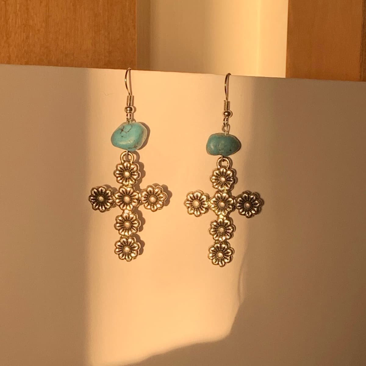 Eyrnalokkar með turquoise steini og blómakrossi