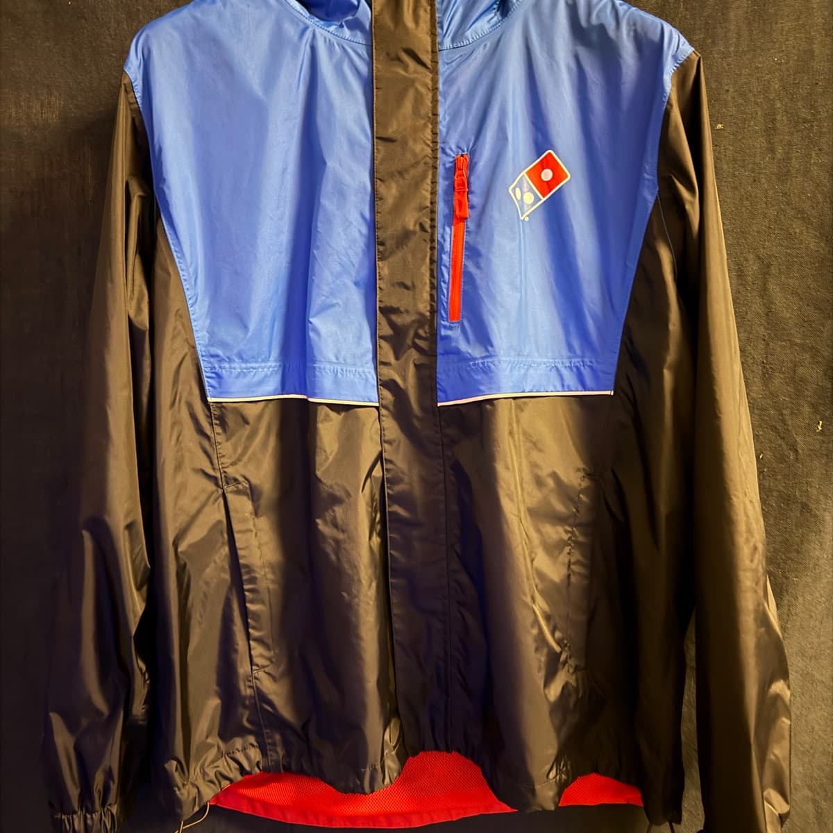 Domino's vindjakki