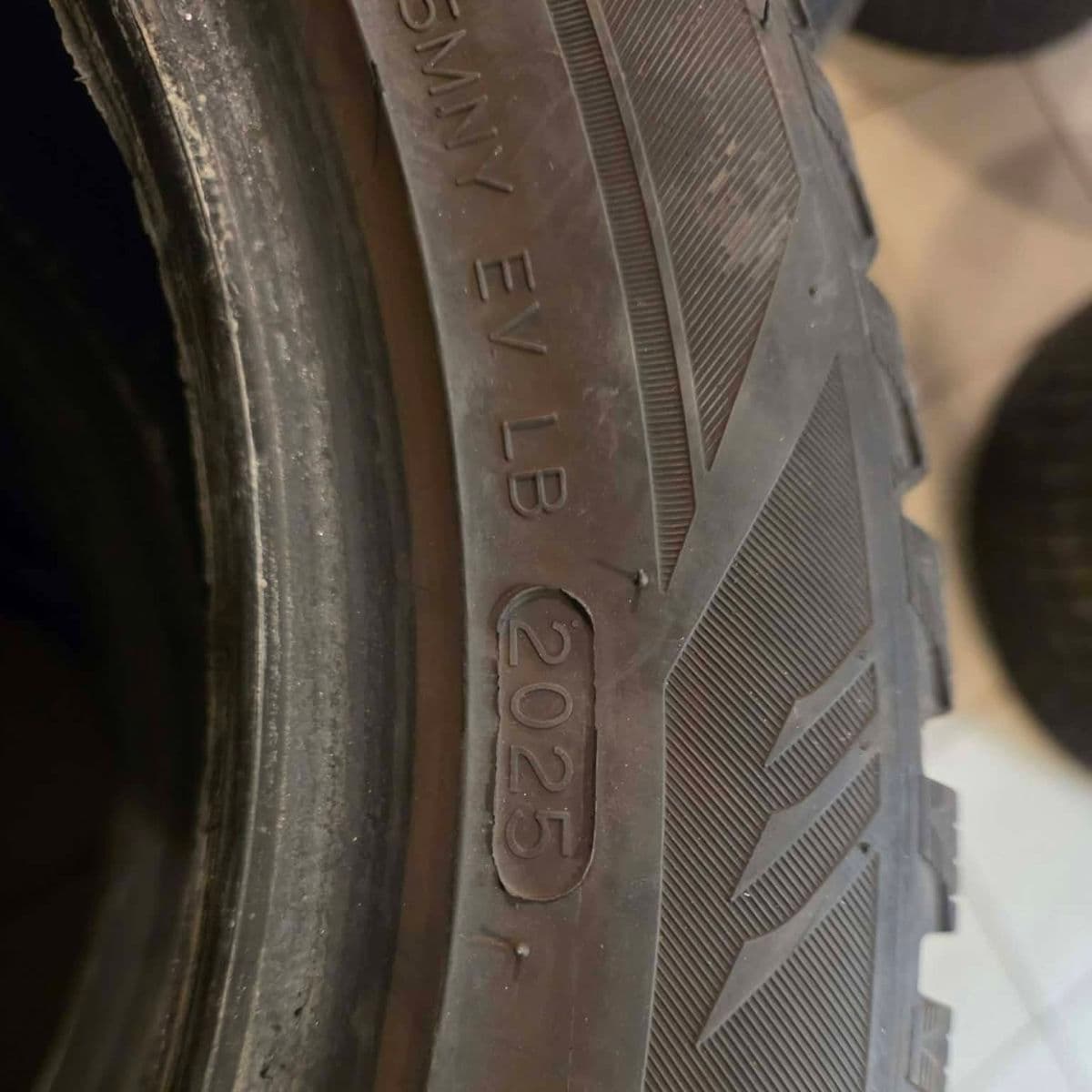 Laufenn nagladekk, 195/55R16