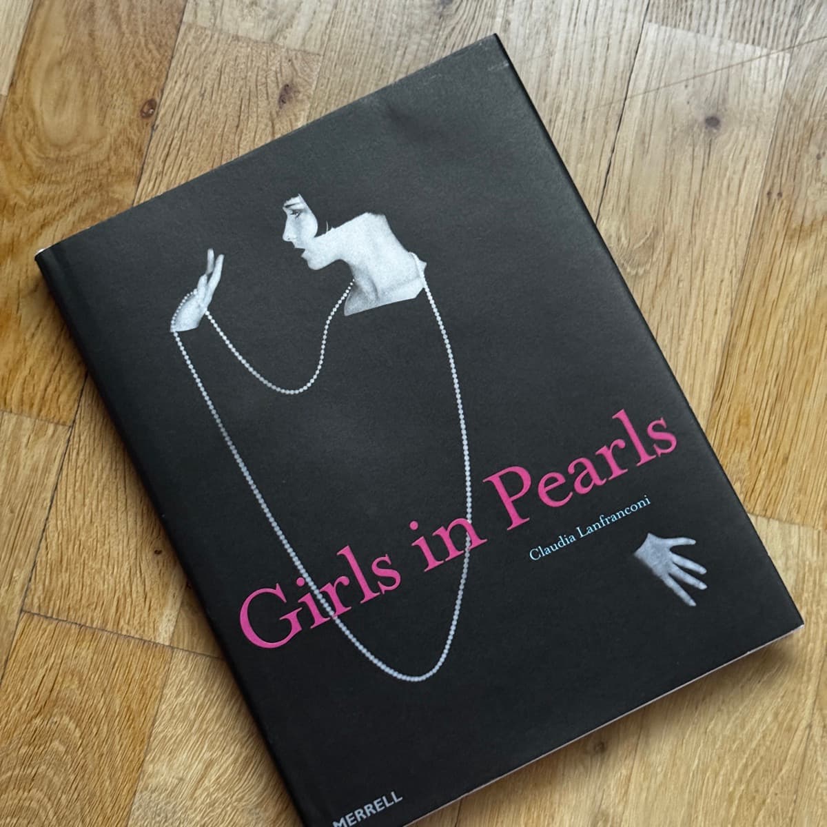 Girls in Pearls - Claudia Lanfranconi