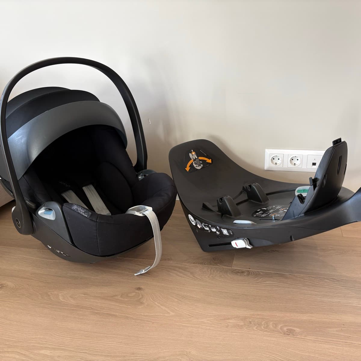 Cybex Cloud Z i-Size ungbarnabílstóll og base