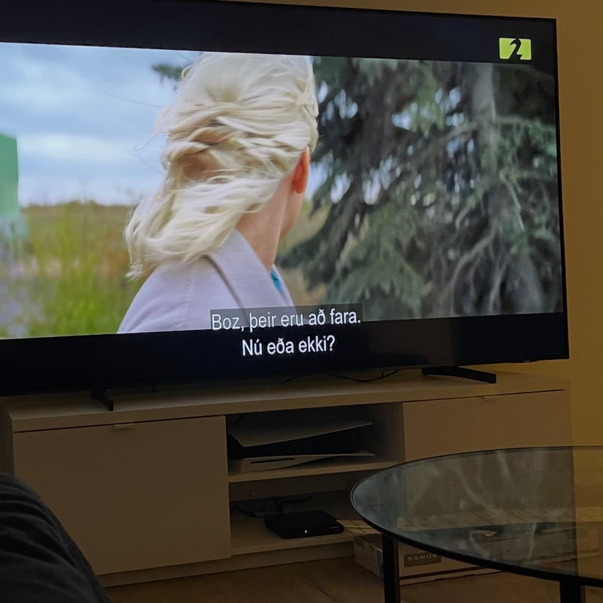 Hvítur sjónvarpsskápur