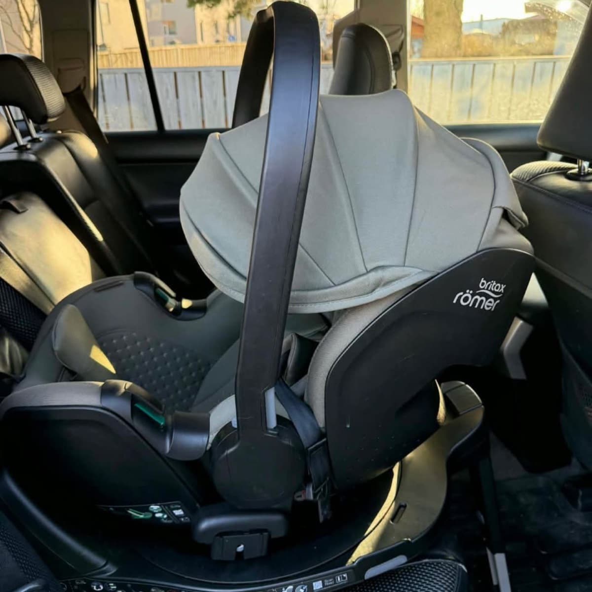 Britax Römer vöggubílstóll með basa