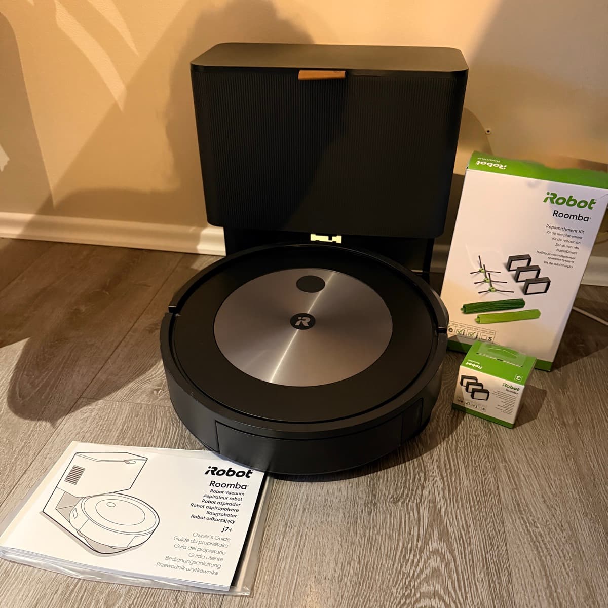 iRobot Roomba j7+ með tæmistöð