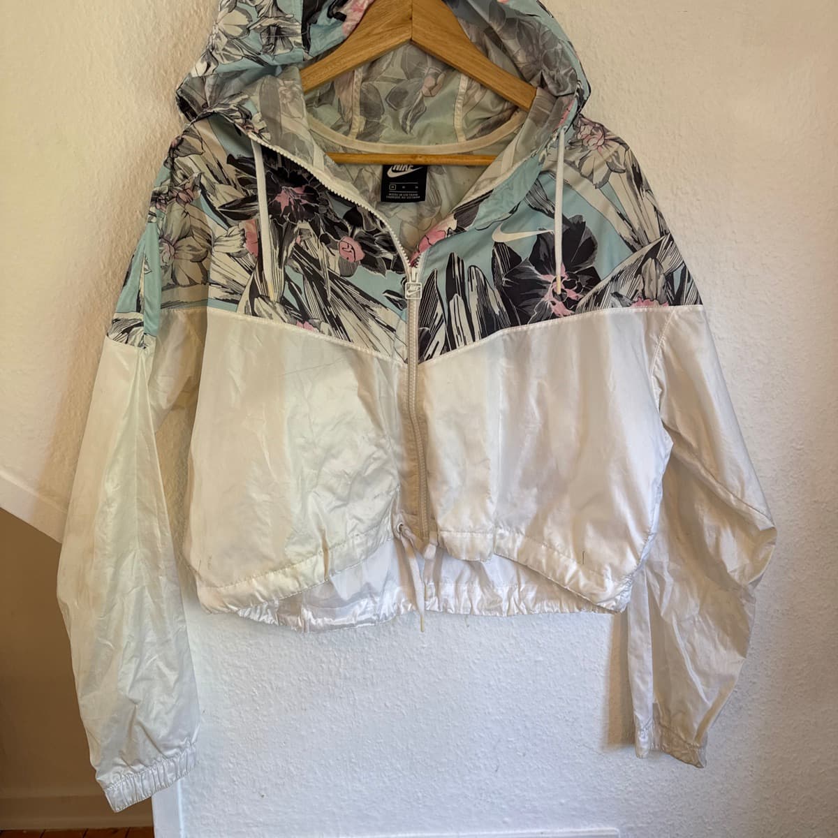 Nike blómamynstraður vindjakki