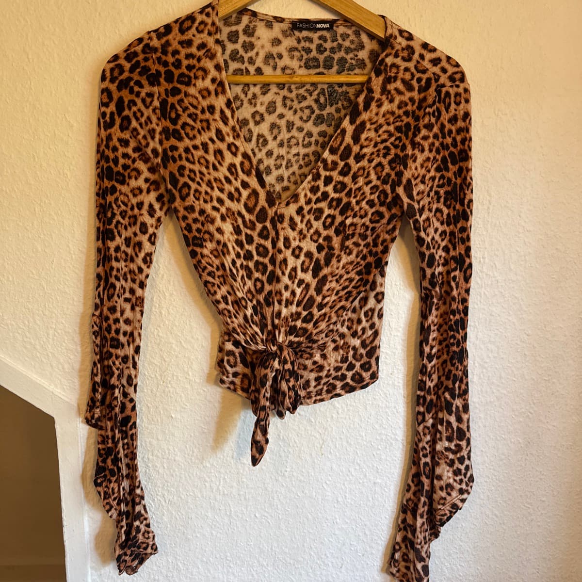 Leopardamynstraður toppur frá FashionNova