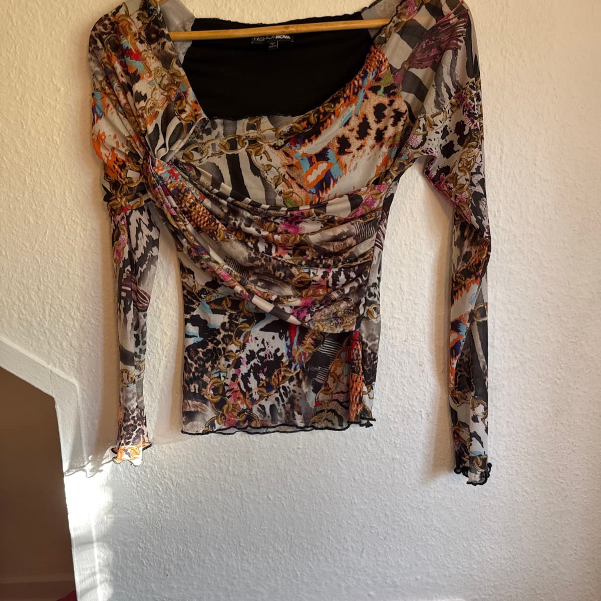 Mynstraður síðerma toppur frá FashionNova