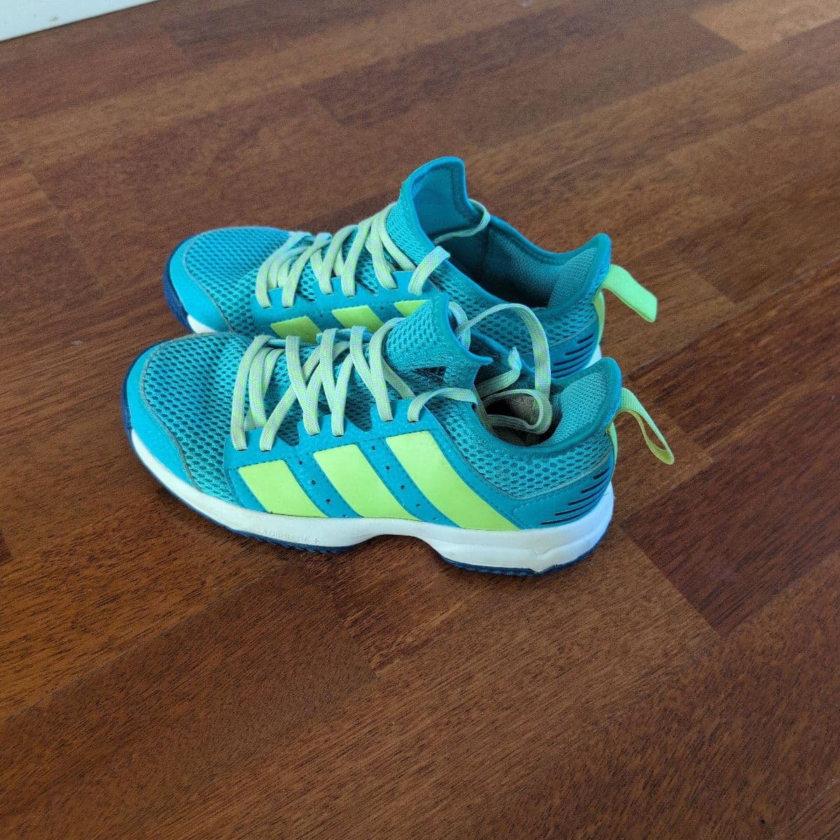 Adidas handboltaskór