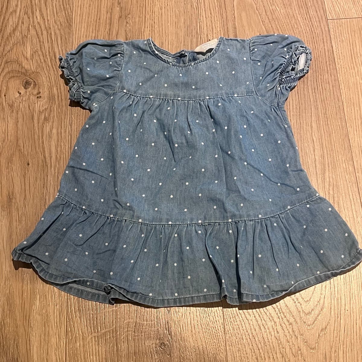 Doppóttur denimkjóll