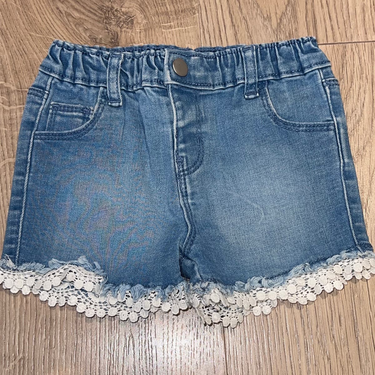 Denimstuttbuxur með blúndu