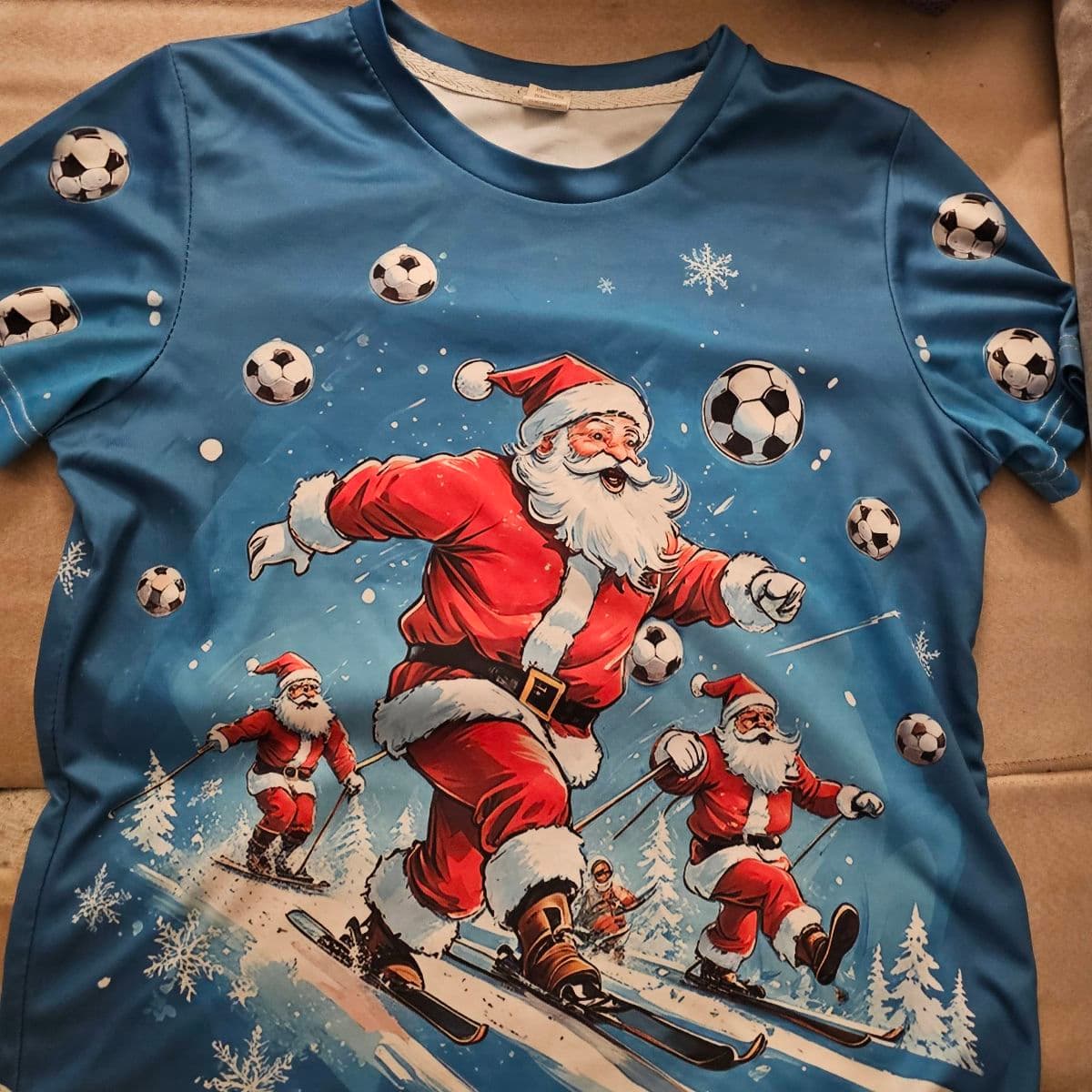 Jólabolur með skíðandi jólasveinum
