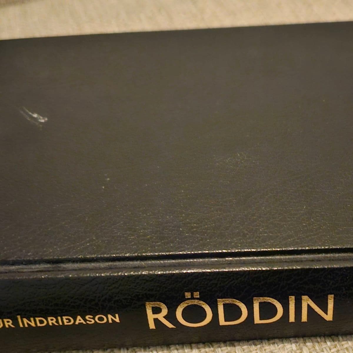 Röddin og Tregasteinn eftir Arnald Indriðason