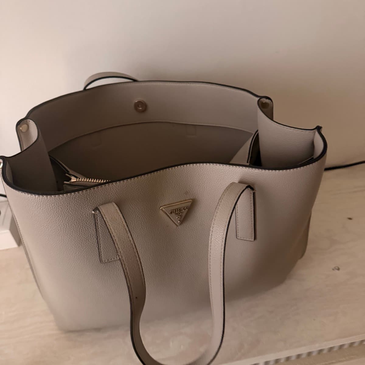 Guess taska