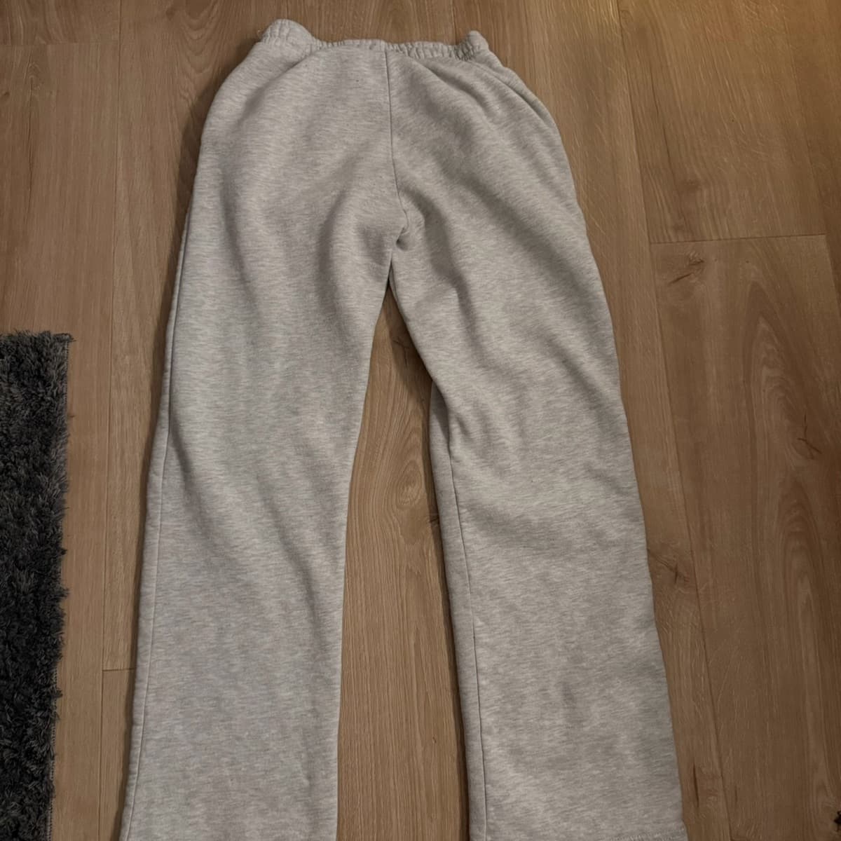 Gráar joggingbuxur