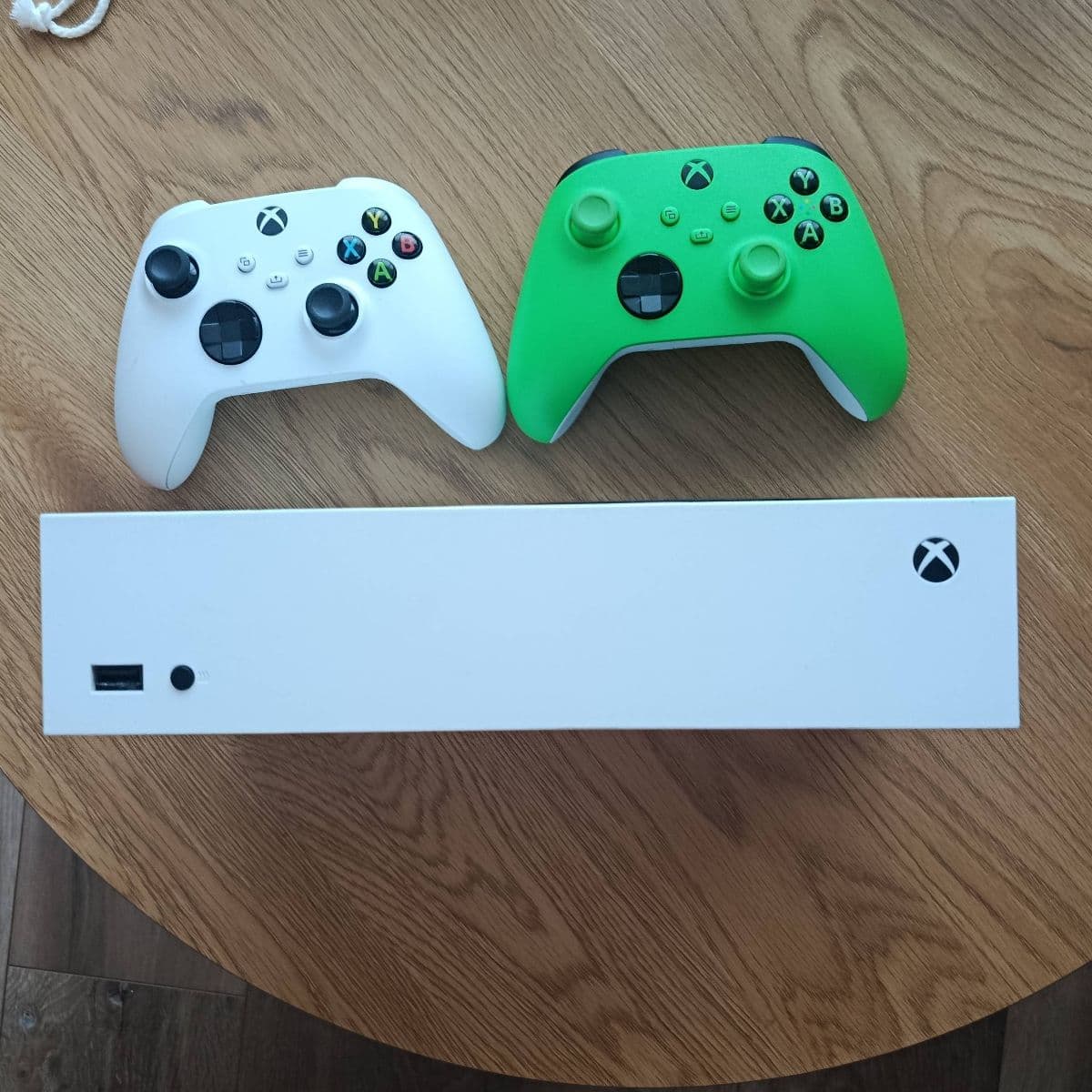 Xbox Series S með tveimur fjarstýringum
