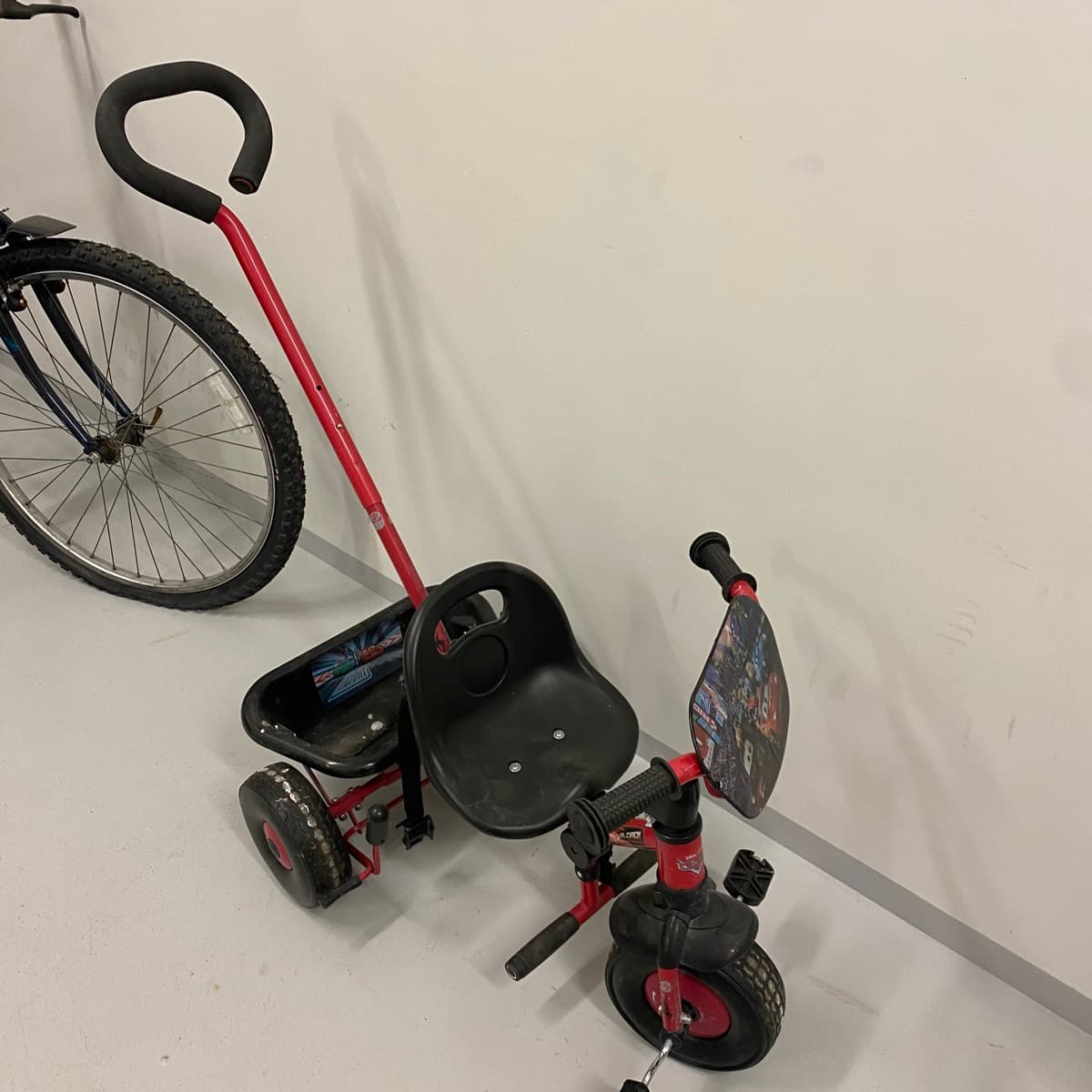 Cars þríhjól með ýtrustöng