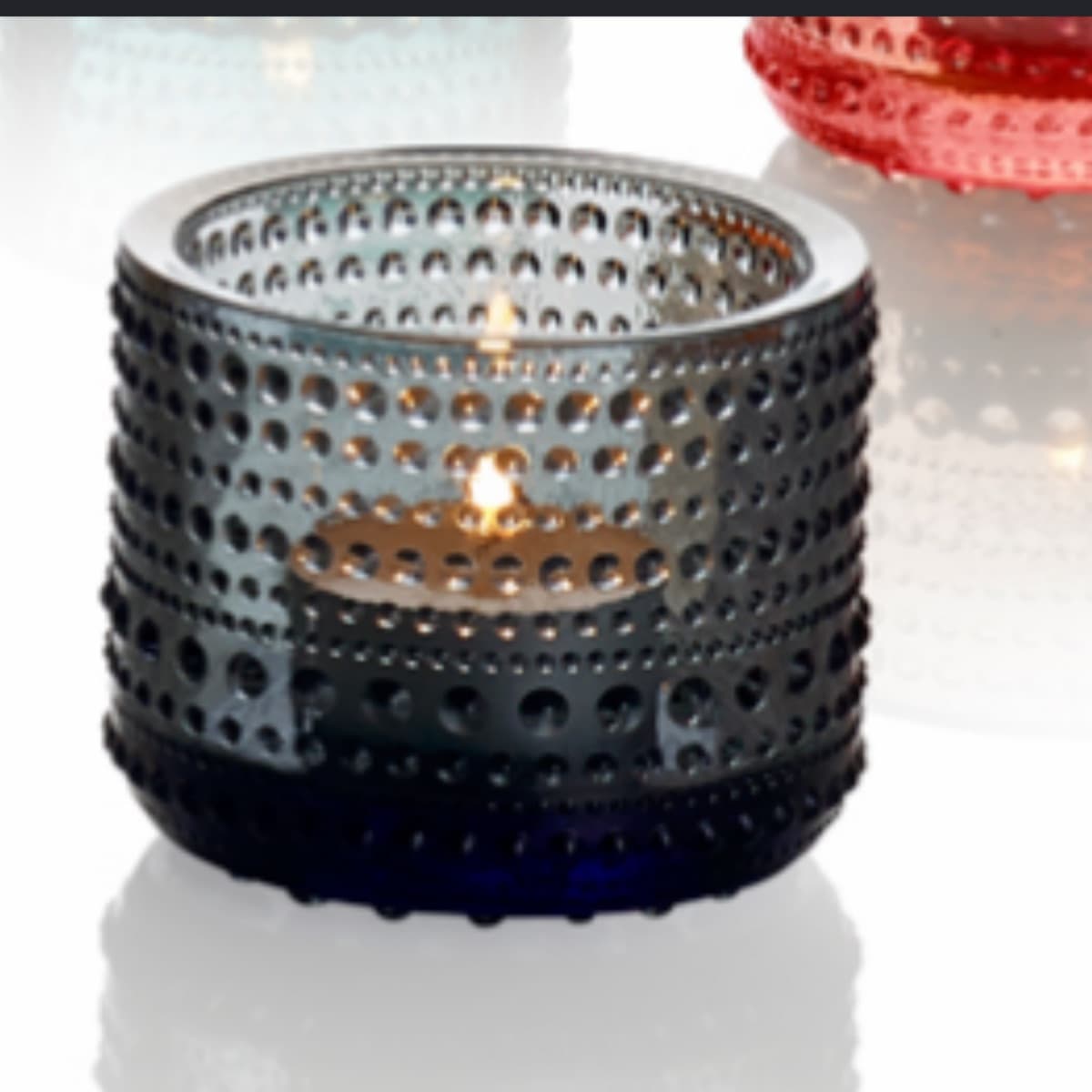 Tveir svartir iittala kertasjakar.