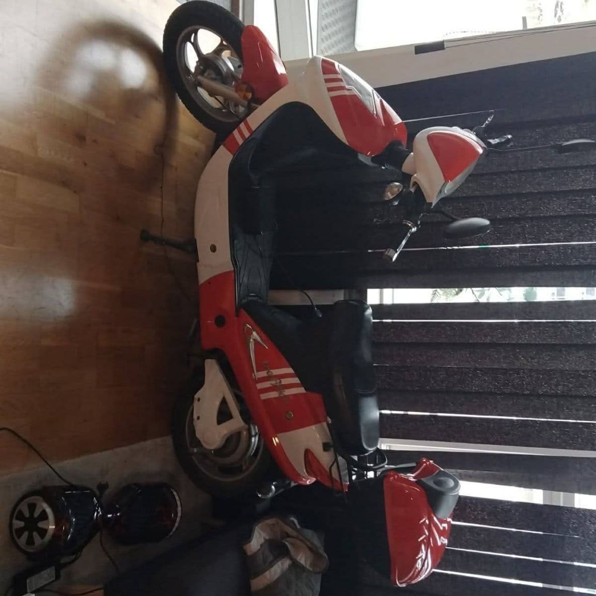 Rauð og hvít rafvespa