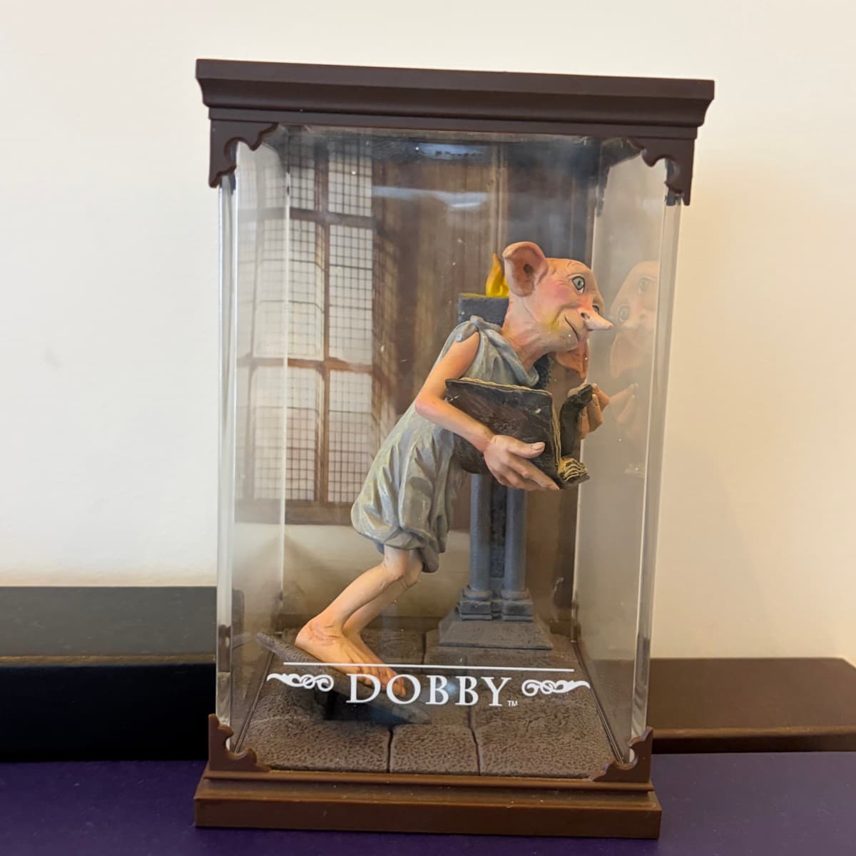 Dobby fígúra í sýningarkassa