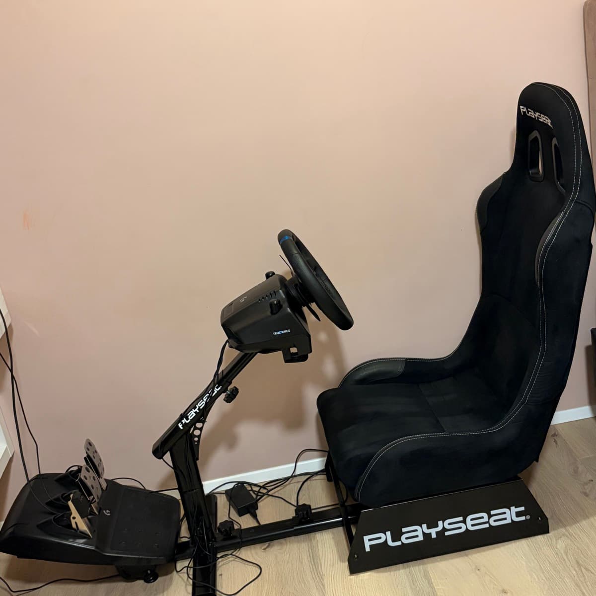 Playseat Evolution og Logitech stýri