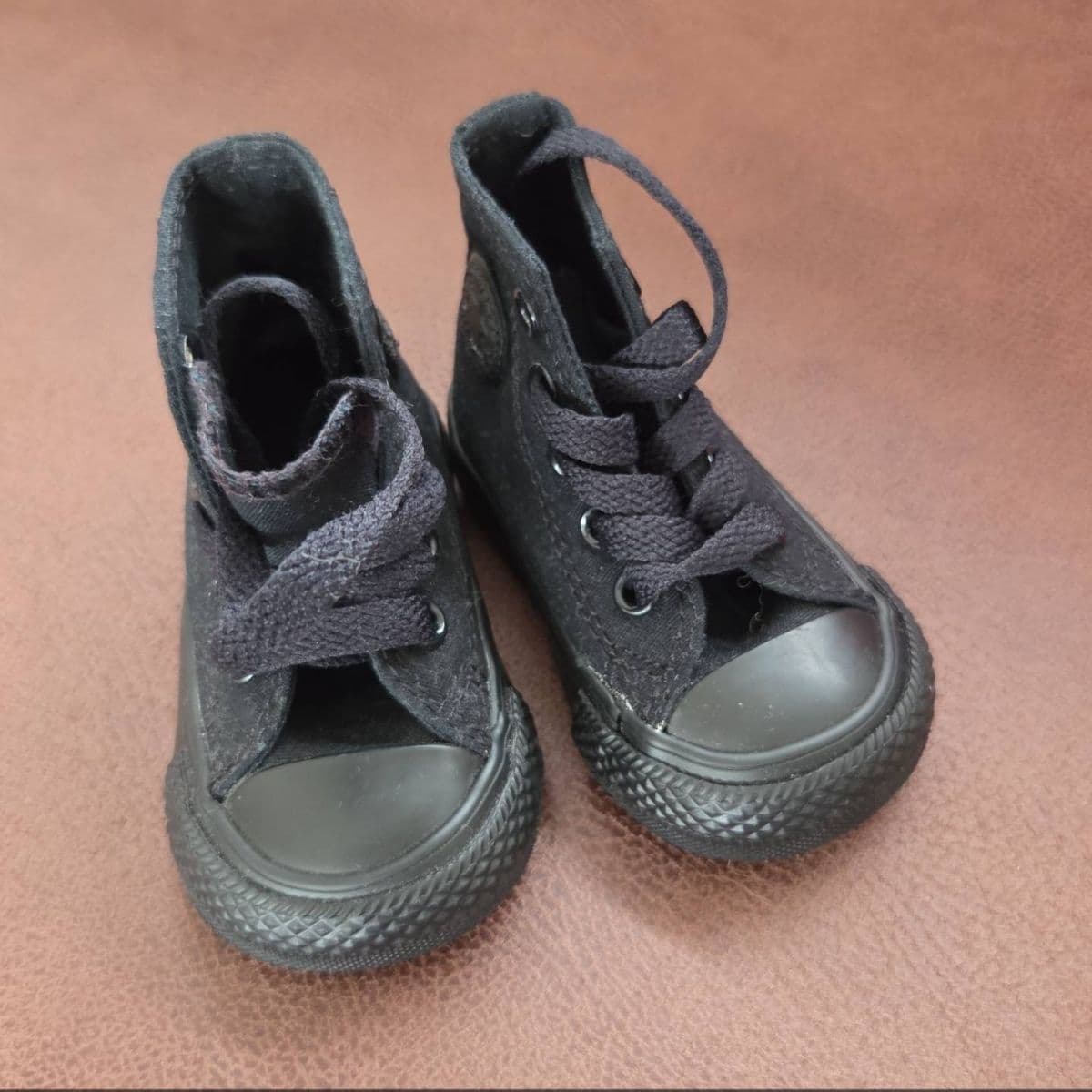 Svartir Converse strigaskór