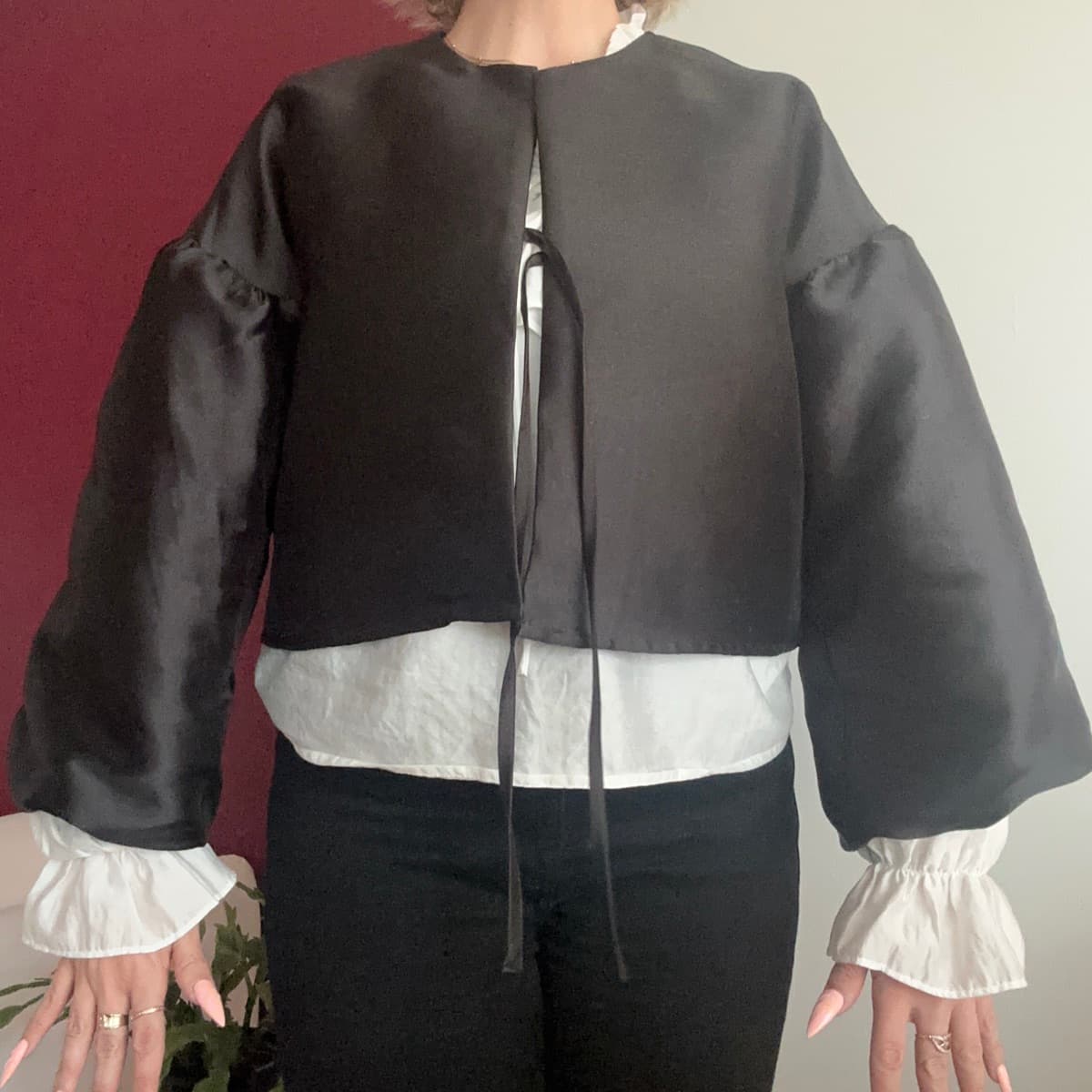 Svartur stuttur jakki með púffermum