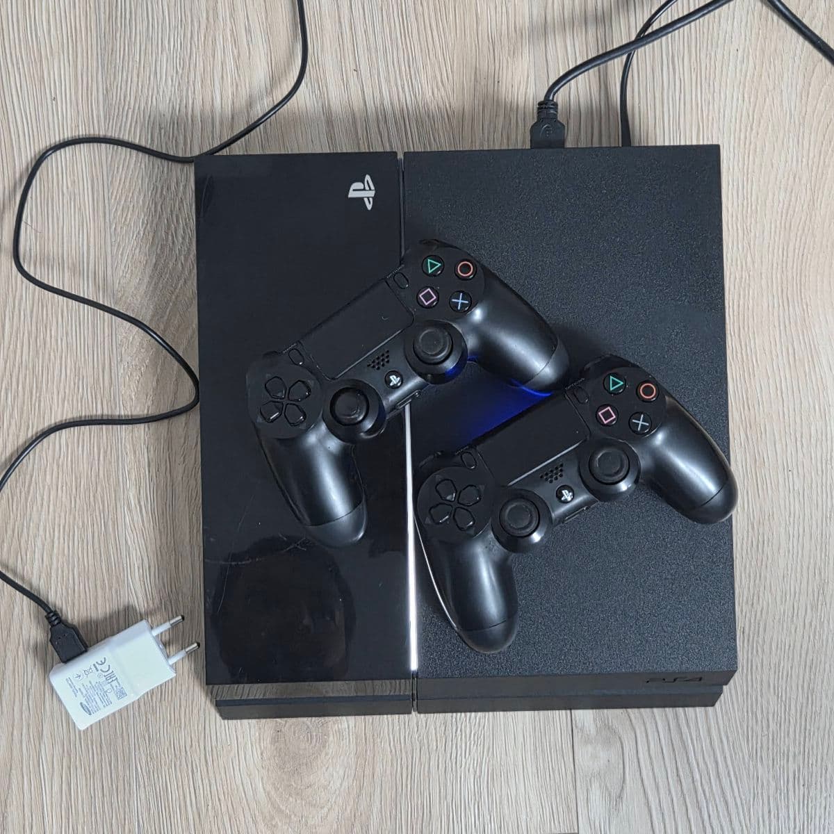 PlayStation 4 með tveimur fjarstýringum