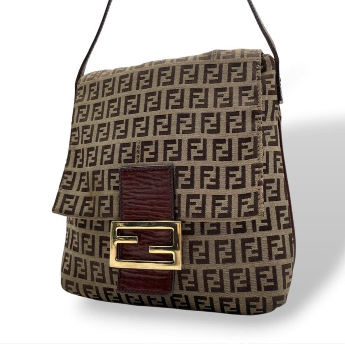 Fendi axlartaska