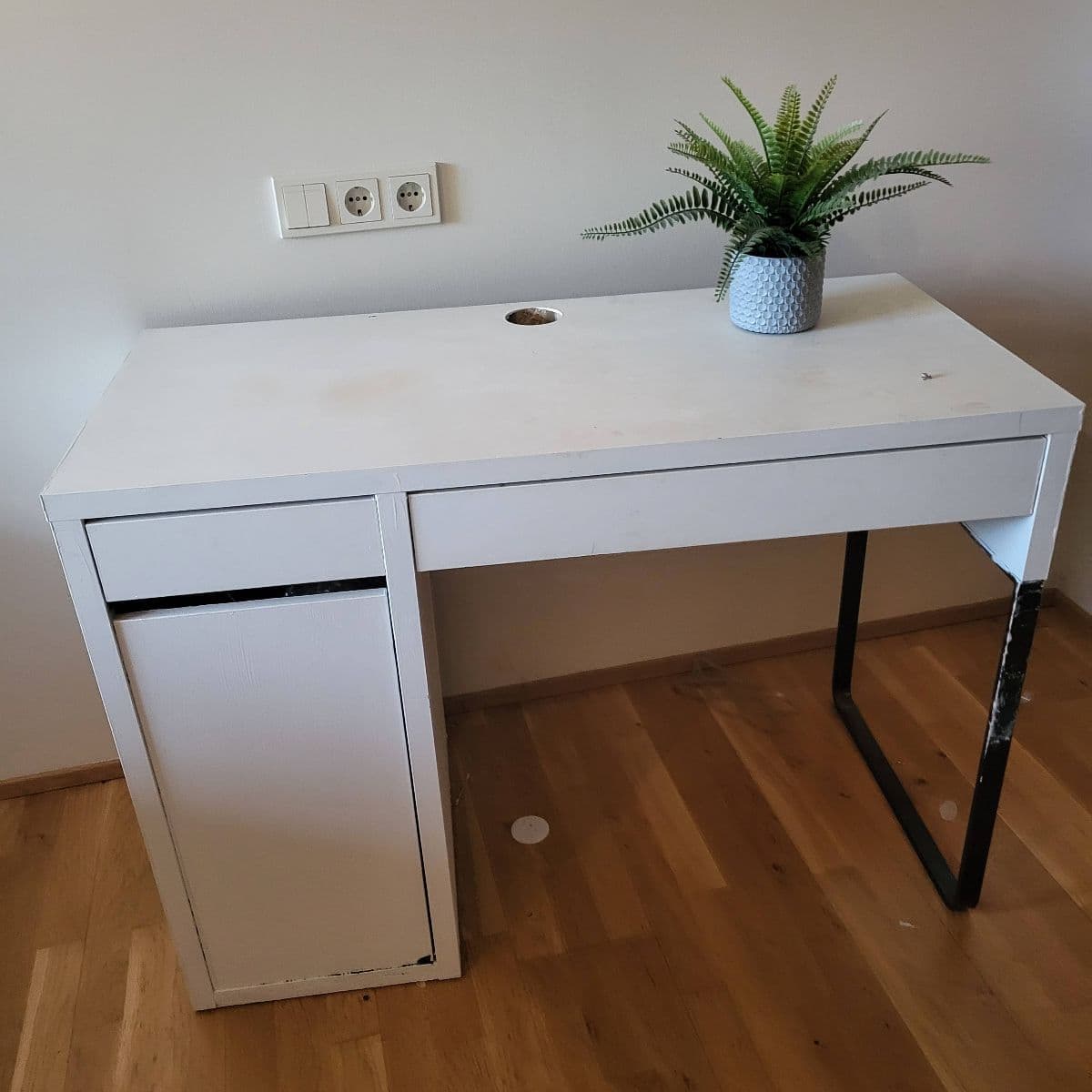 Skrifborð með skúffu og skáp