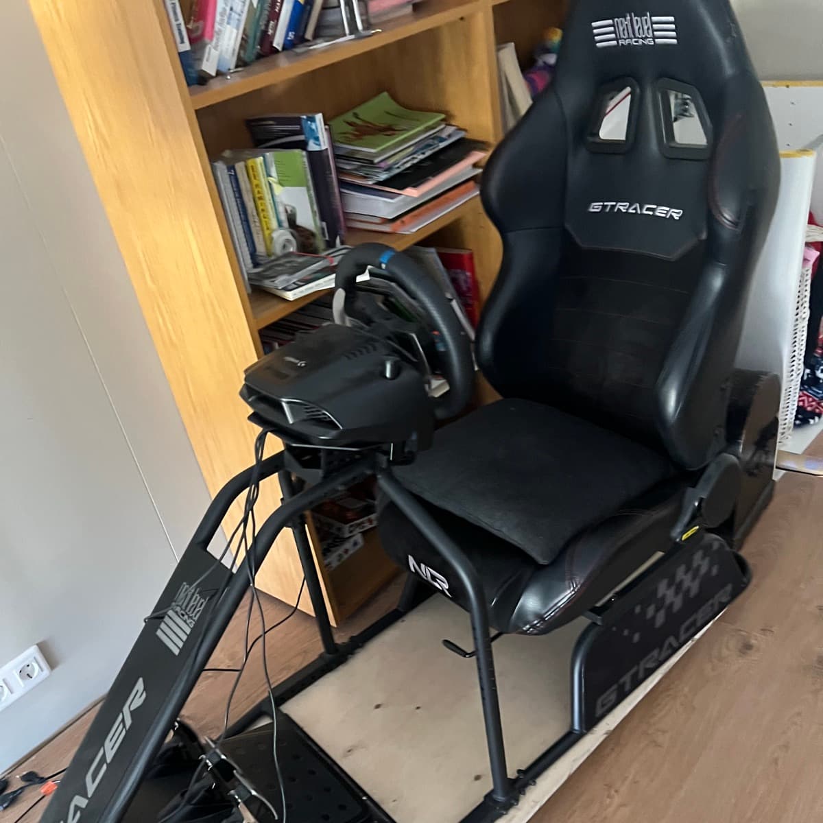 GTRACER kappaksturssæti með Logitech stýri