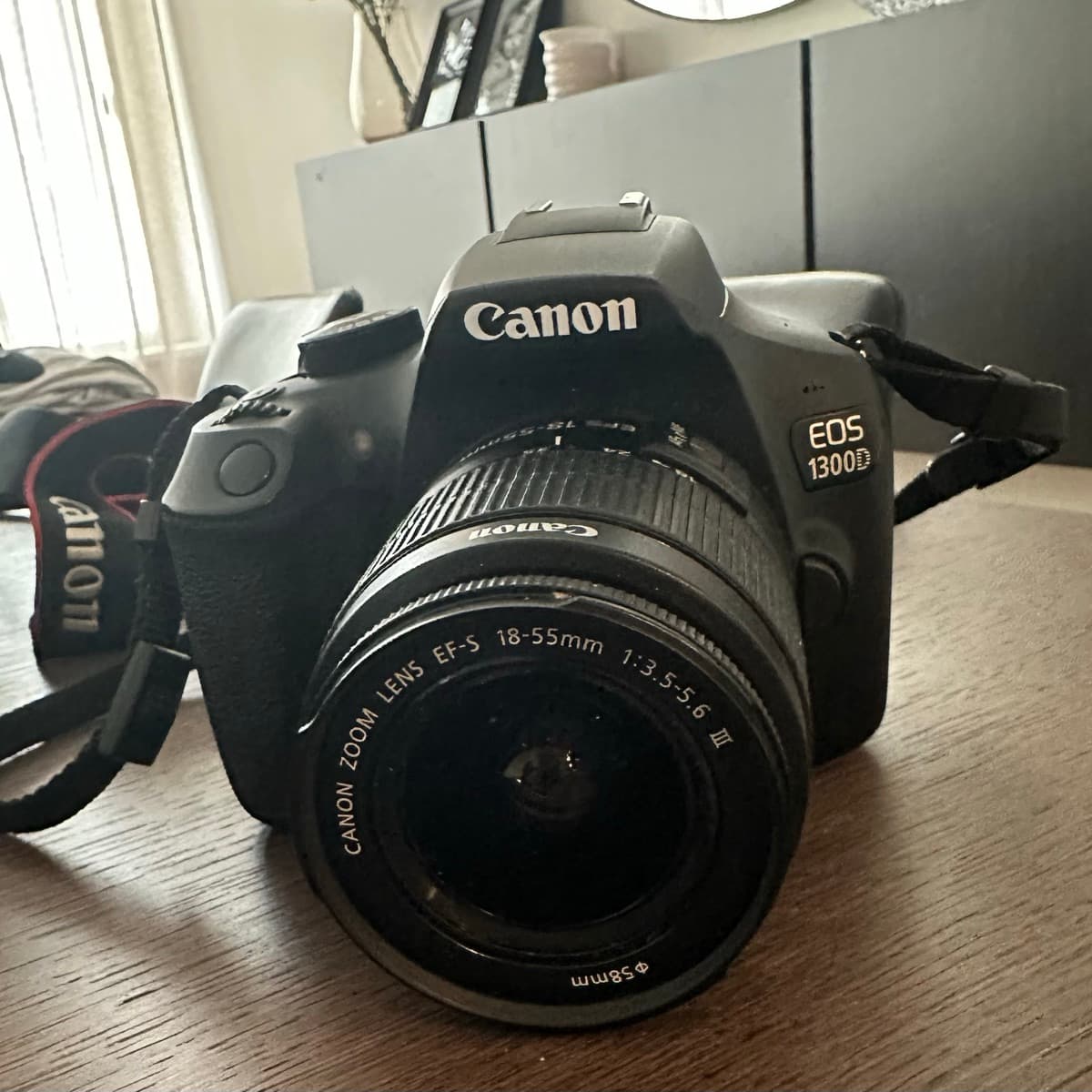Canon EOS 1300D með 18-55mm linsu
