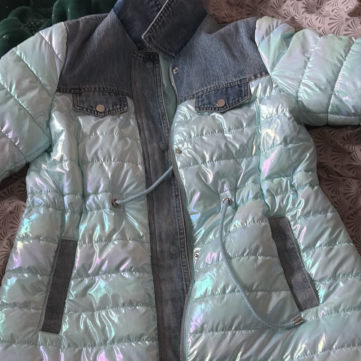Puffer jakki með denim smáatriðum