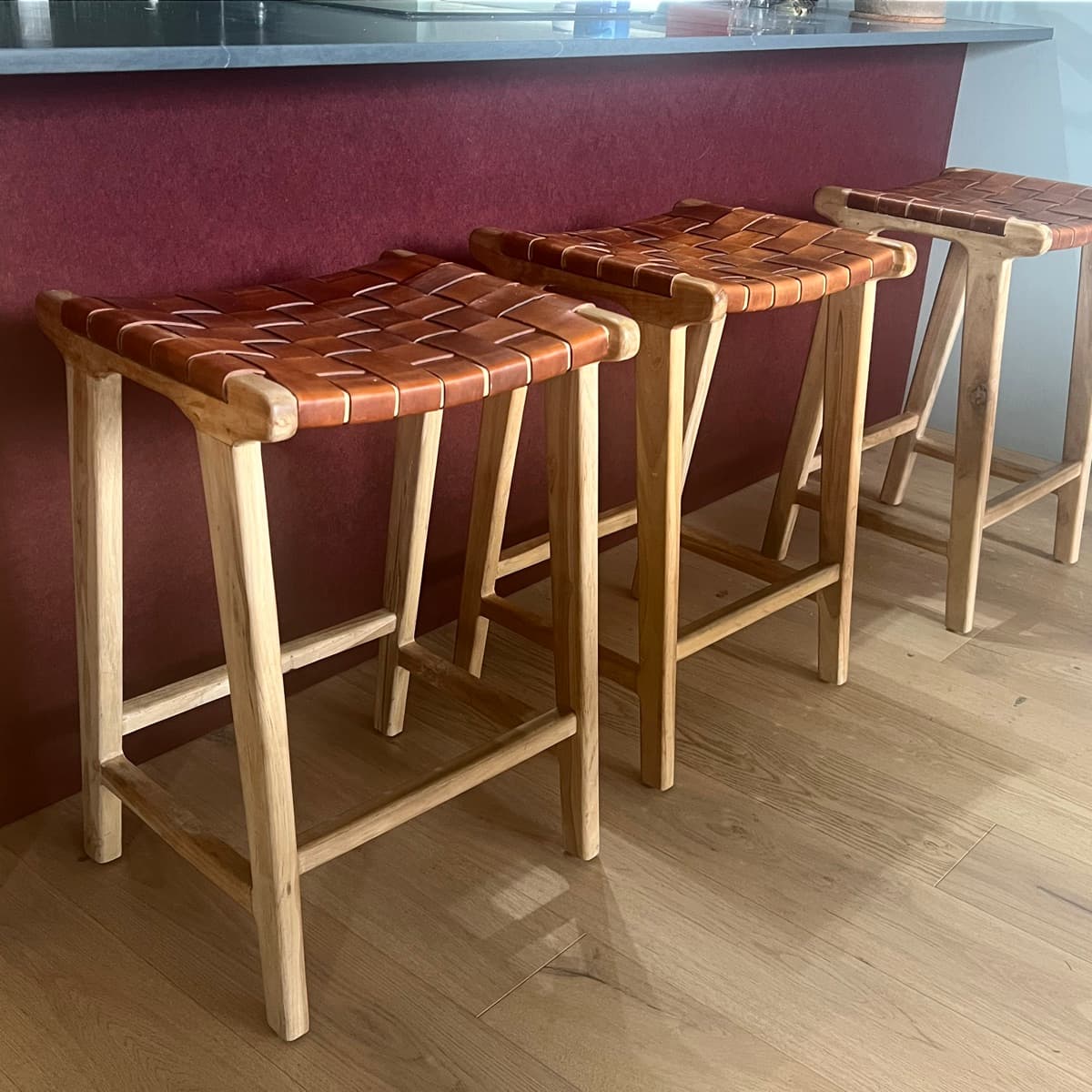 Þrír háir stólar úr viði og leðri