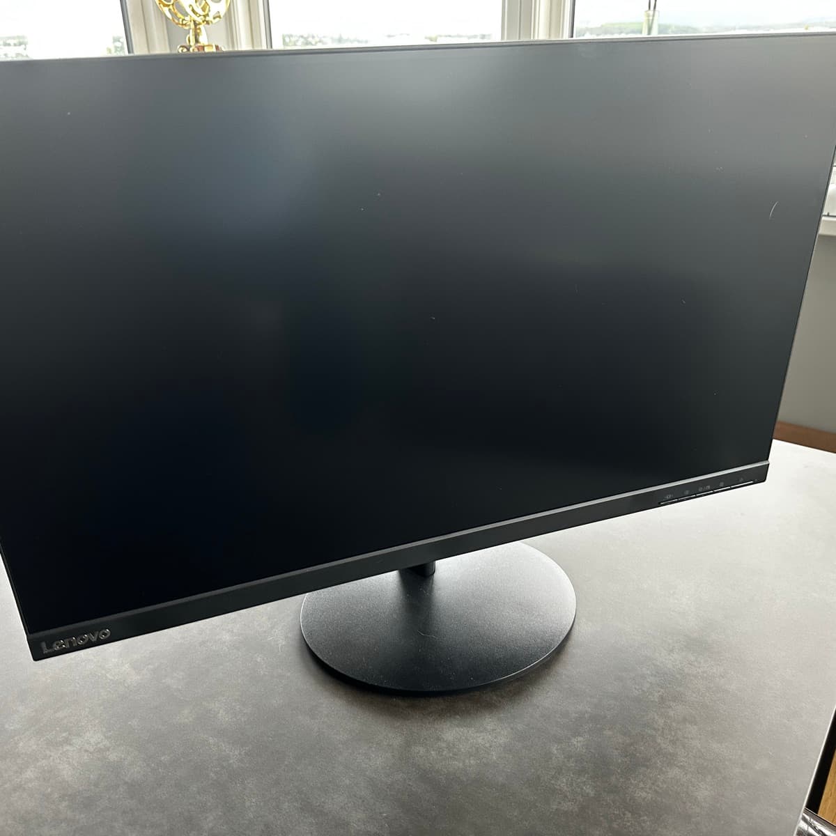 Lenovo tölvuskjáir