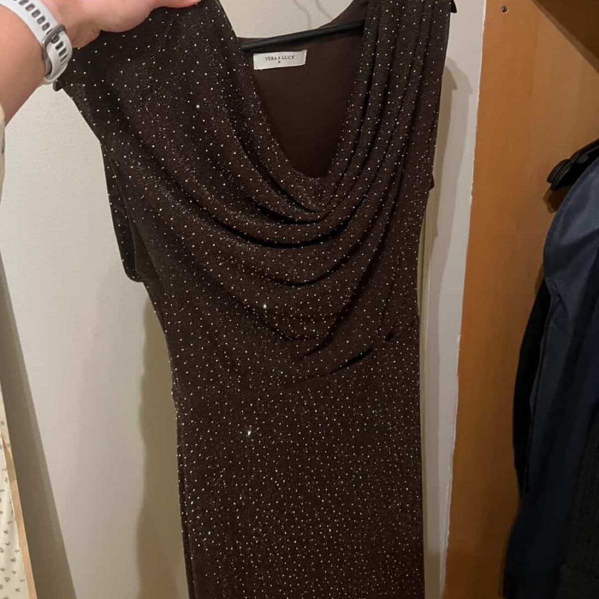 Brúnn kjóll með demöntum