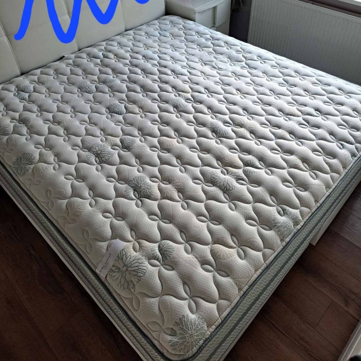 Laura Ashley King Koil dýna og rúmbotn