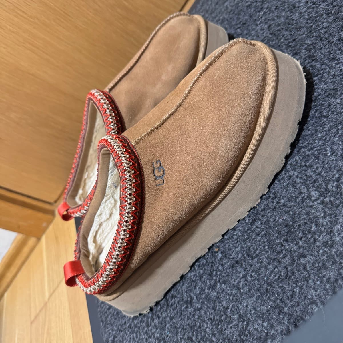 UGG Tazz 42