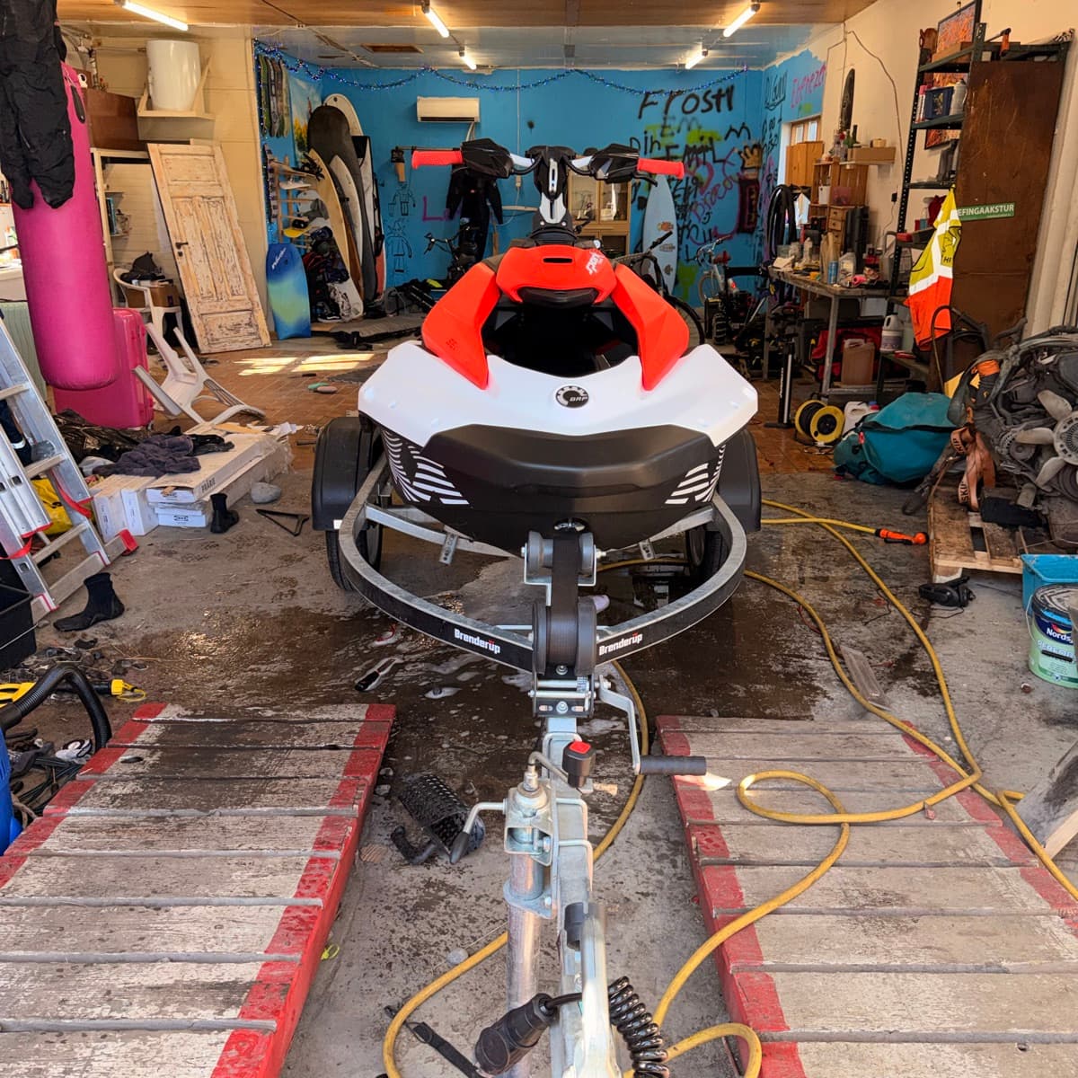 Sea-Doo Spark trixx 90 3up wh/dragon red 2026 sjóskíði og Brenderup kerra