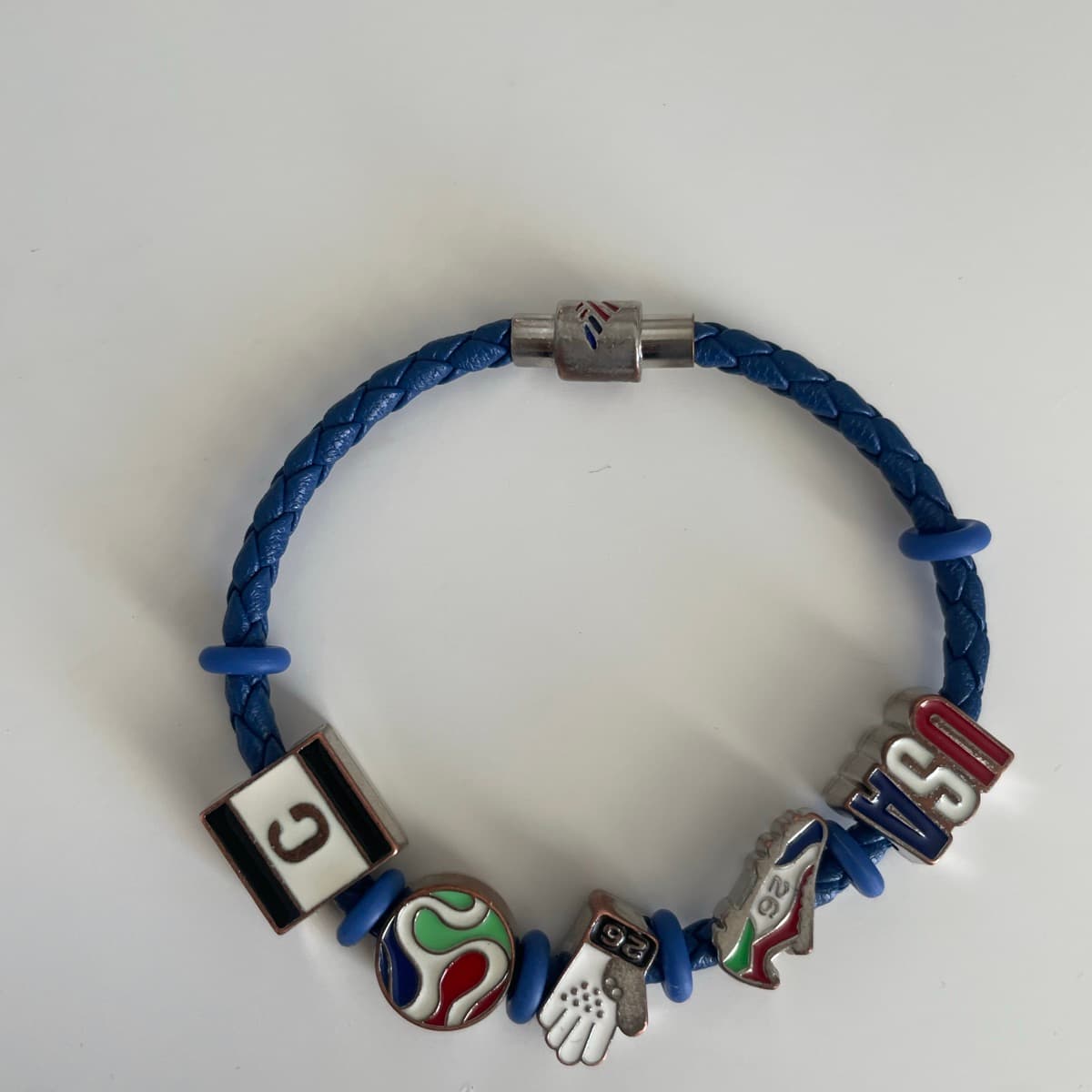 Armband með fótboltaþema