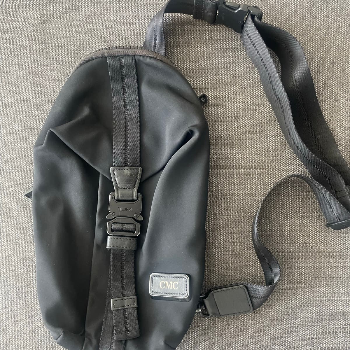 Tumi sling taska