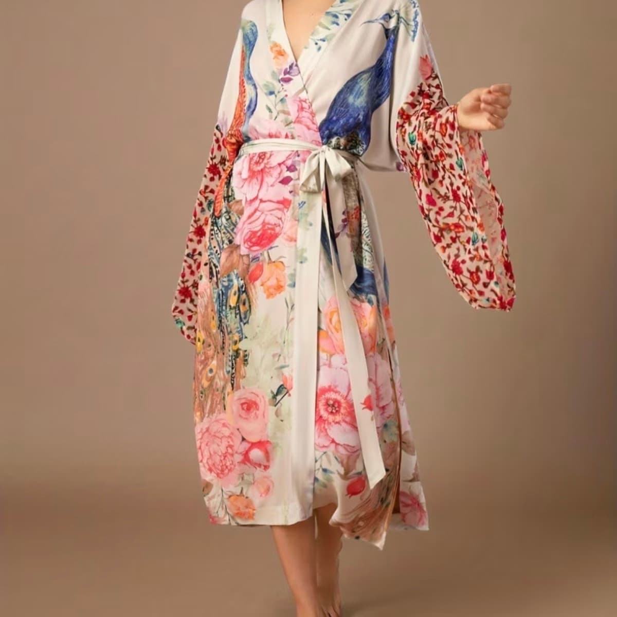 Kimono kjóll með páfuglamunstri