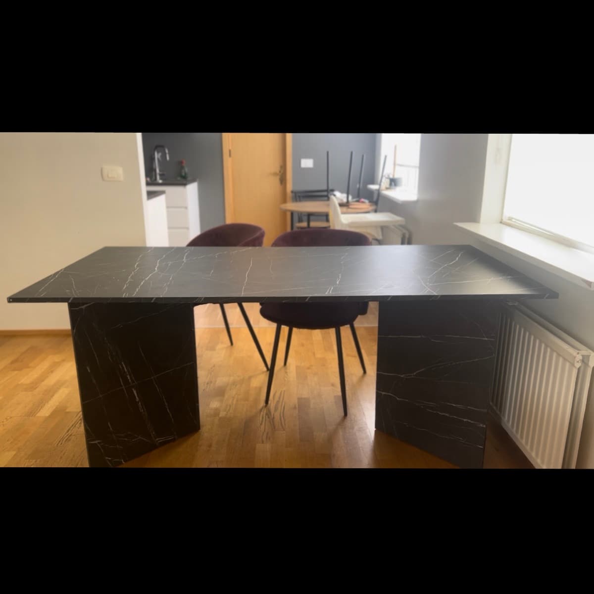 Borðstofuborð með marmaraáferð