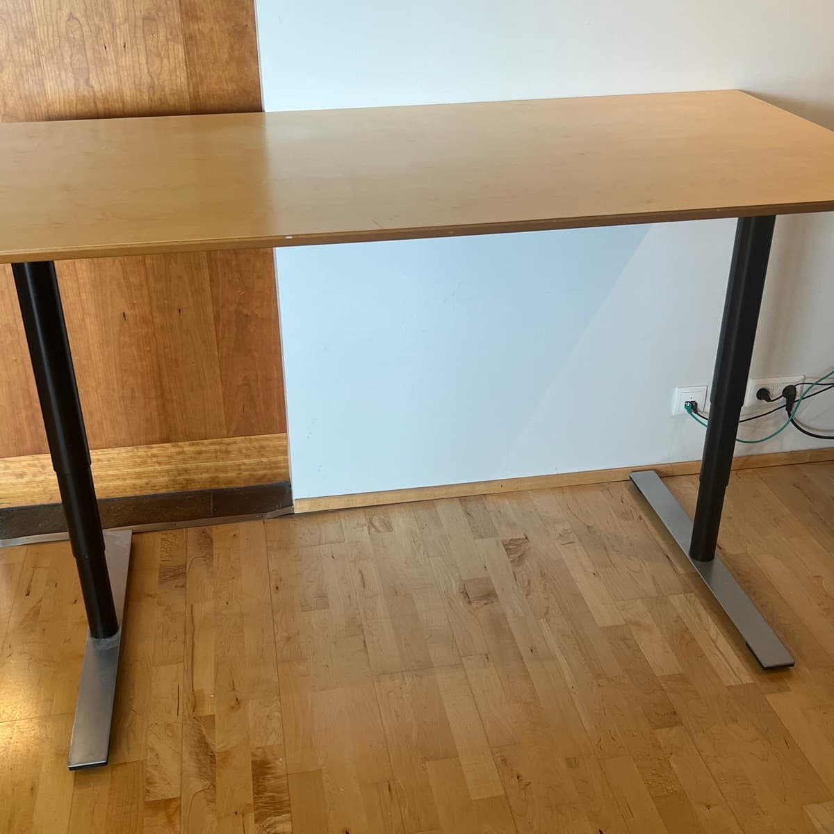 Hæðarstillanlegt skrifborð