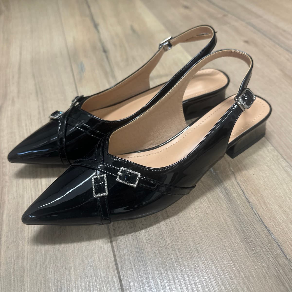Svartir kitten heel skór