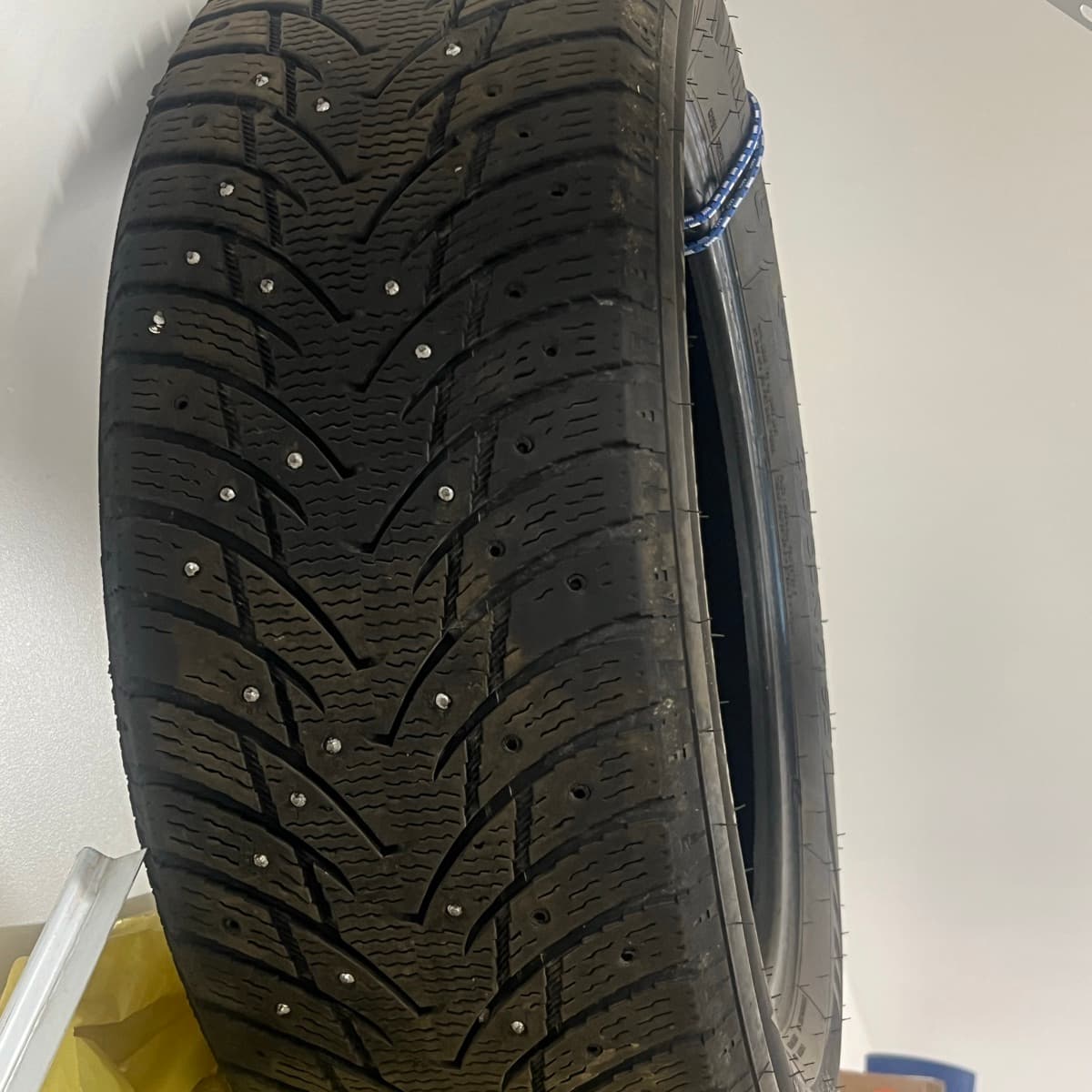 Nagladekk 215/55R17