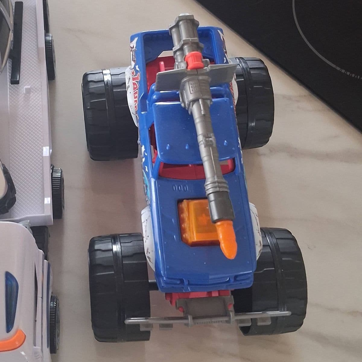 Monsterbíll með skotpalli